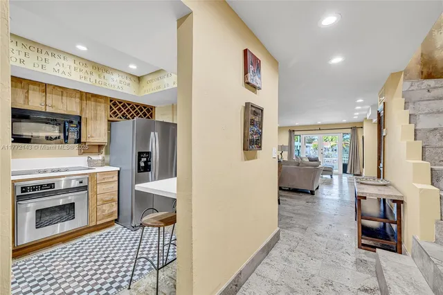 $3,900 | 2211 1/2 Northeast 123rd Street, Unit 2211, North Miami, FL 33181