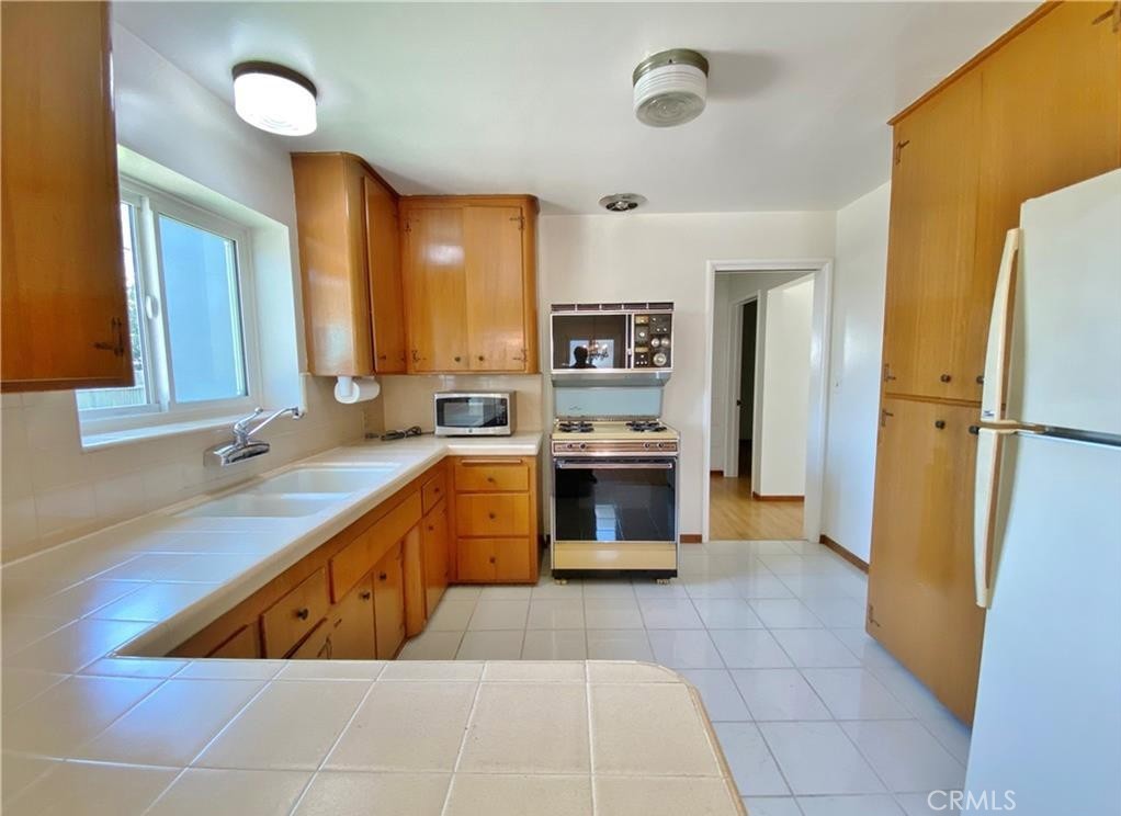 9654 Emperor Avenue Arcadia, CA 91007 - Photo 5 of 13