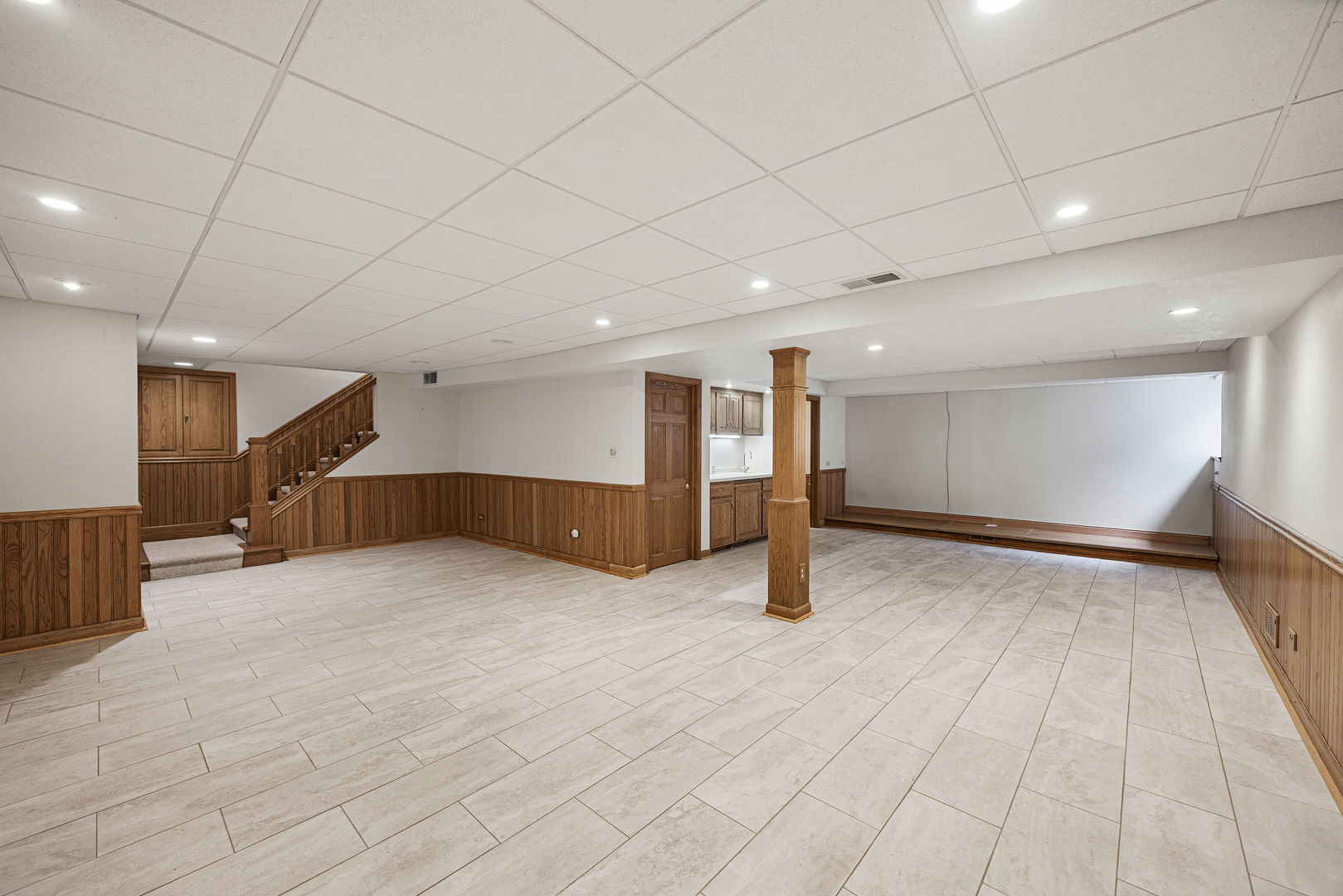 6723 Kingswood Road Willowbrook, IL 60527 - Photo 33 of 51 a view of an empty room