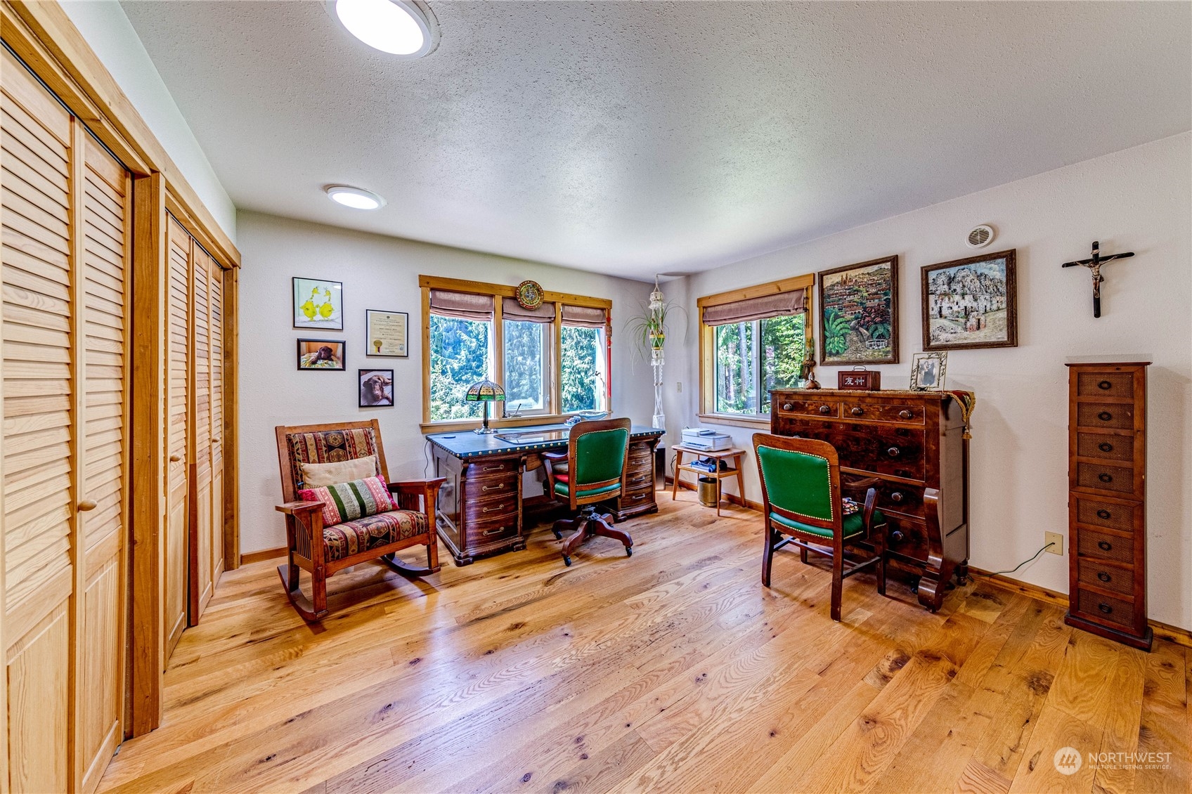 443 Westridge Road Port Angeles, WA 98363 - Photo 22 of 40 a view of a livingroom with workspace and a window