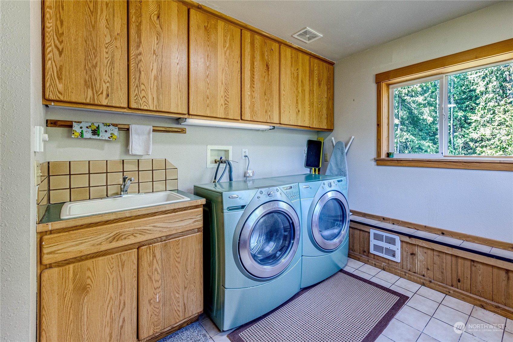 443 Westridge Road Port Angeles, WA 98363 - Photo 28 of 40 a utility room with dryer and washer