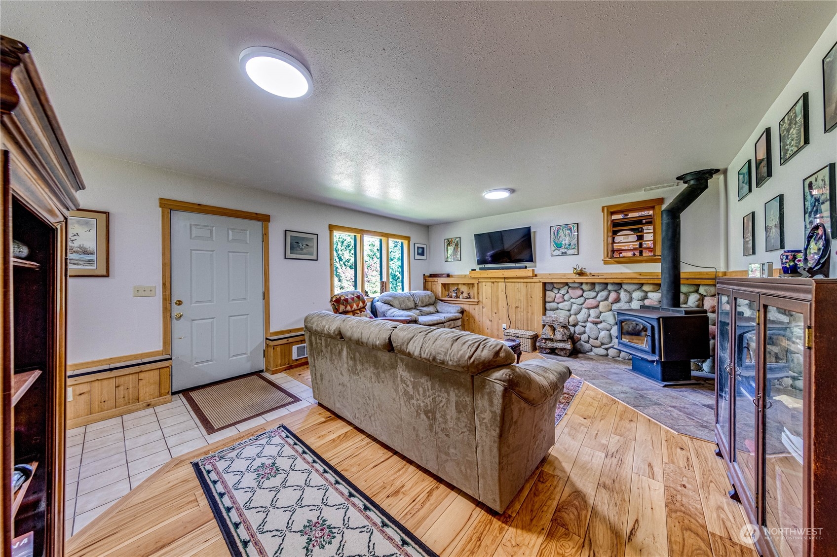 443 Westridge Road Port Angeles, WA 98363 - Photo 32 of 40 a living room with furniture