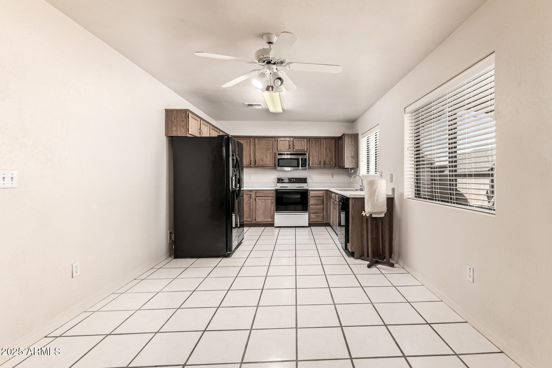 1008 North Meridian Drive Apache Junction, AZ 85120 - Photo 13 of 38 a view of kitchen with windows