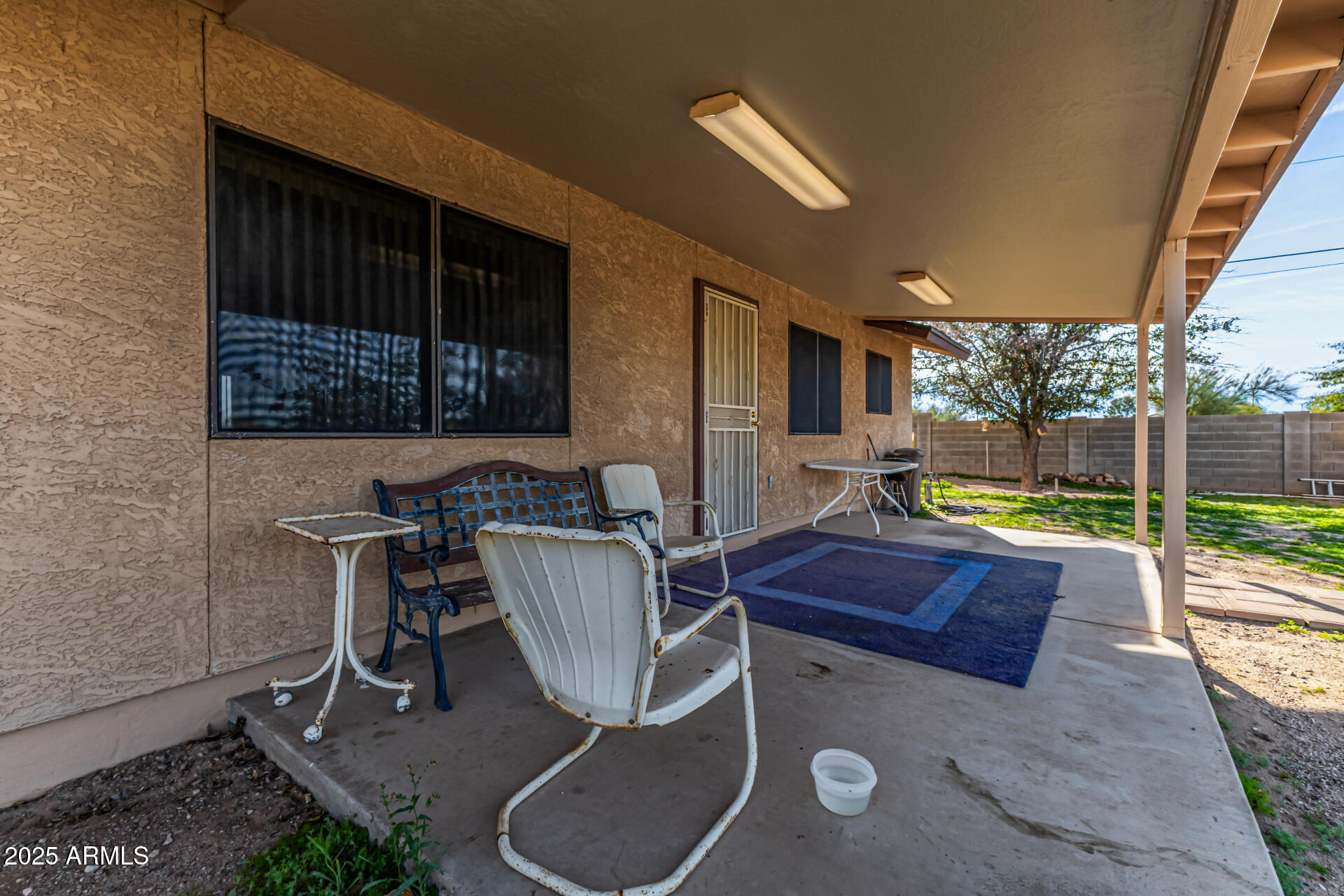 1008 North Meridian Drive Apache Junction, AZ 85120 - Photo 34 of 38 a living room with furniture and a garden