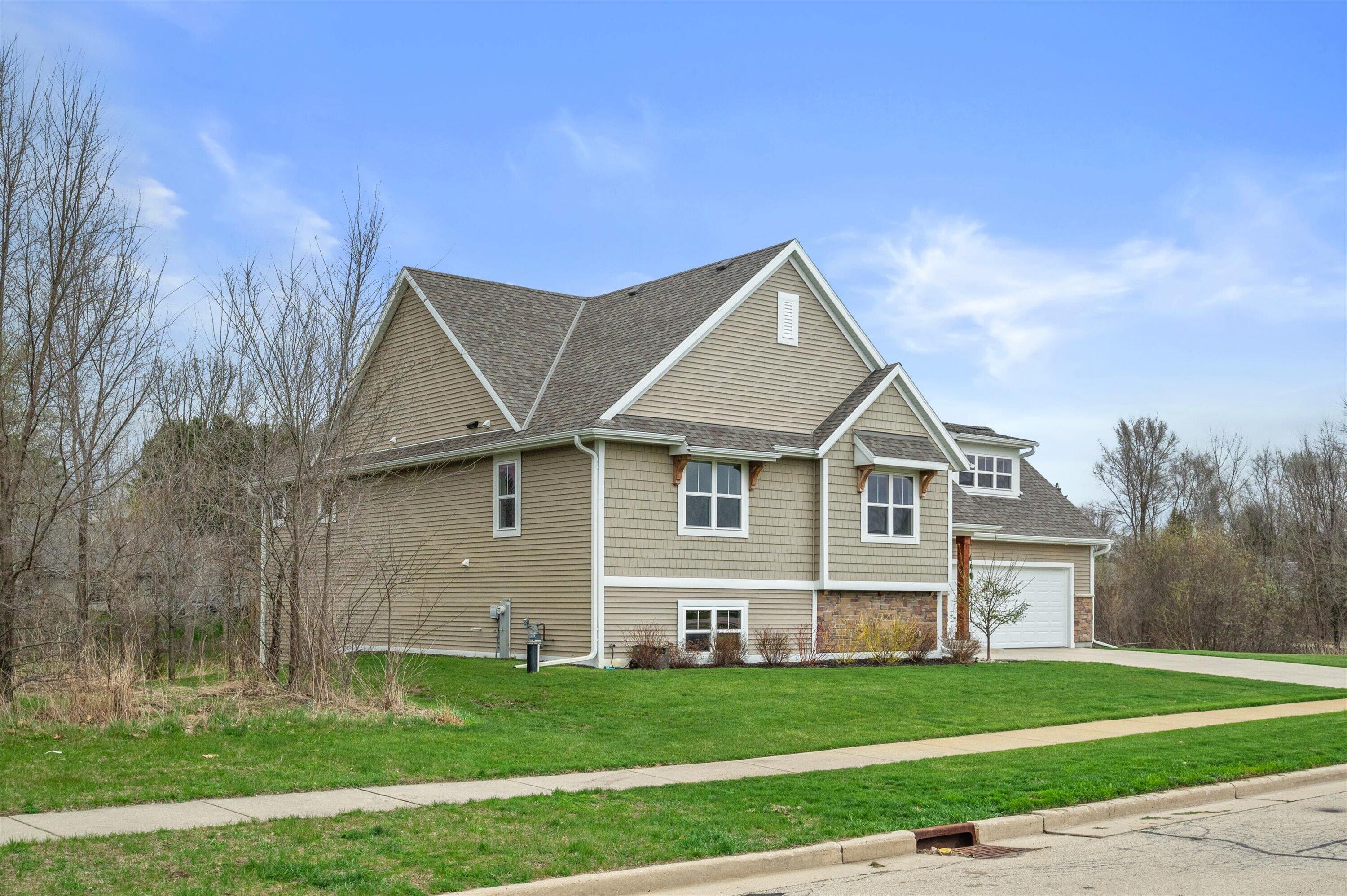 261 Cardinal Drive Sullivan, WI 53178 - Photo 2 of 42 16-Z62_9832