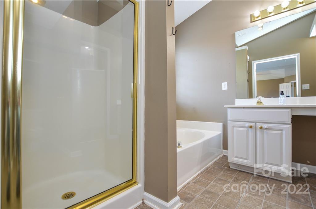 7608 Henderson Park Road Huntersville, NC 28078 - Photo 29 of 39 a bathroom with a tub sink and a mirror