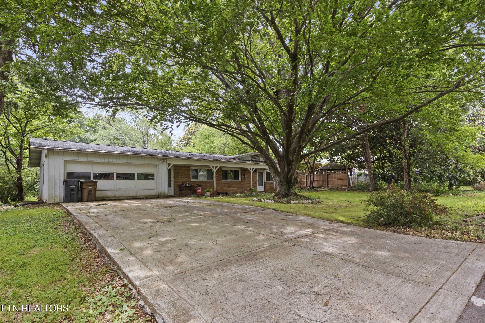205 Newcastle Road Knoxville, TN 37909 - Photo 3 of 23 Gallery Image 3