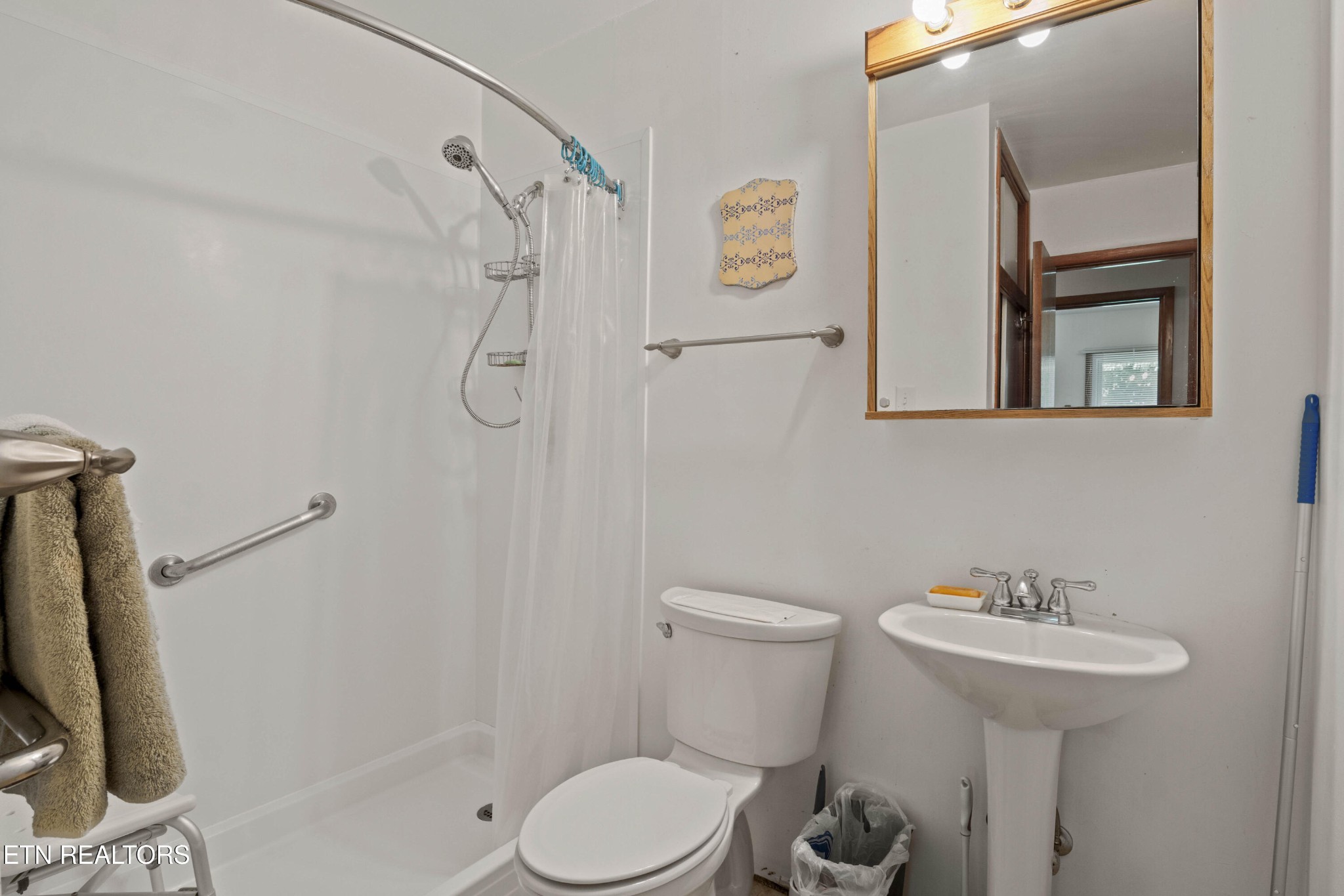 205 Newcastle Road Knoxville, TN 37909 - Photo 9 of 23 Gallery Image 9