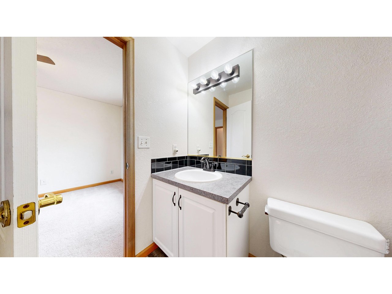 5017 West 6th Street Road Greeley, CO 80634 - Photo 33 of 42 Upstairs shared bathroom