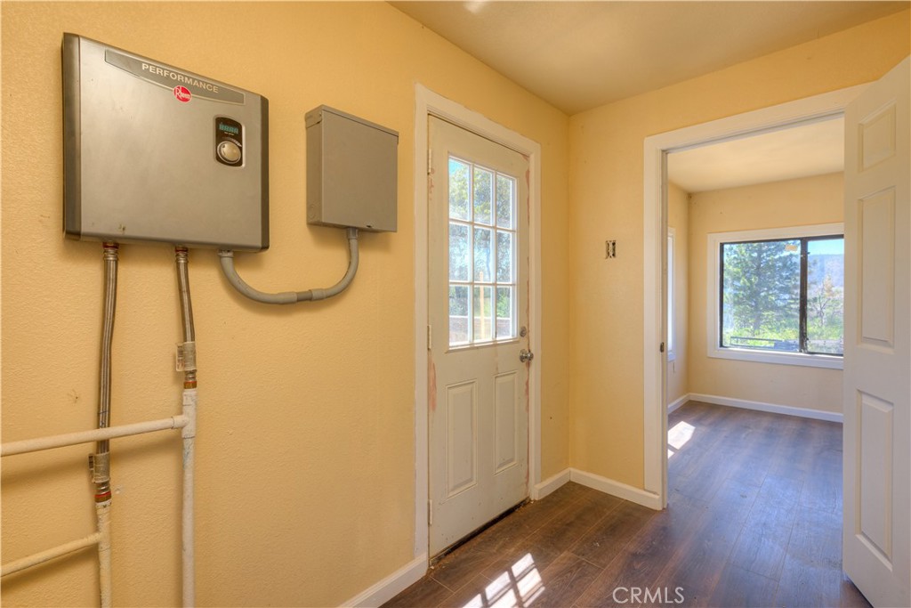 13545 Surcease Mine Road Oroville, CA 95965 - Photo 23 of 28 a view of a hallway that has mirror on the side of it