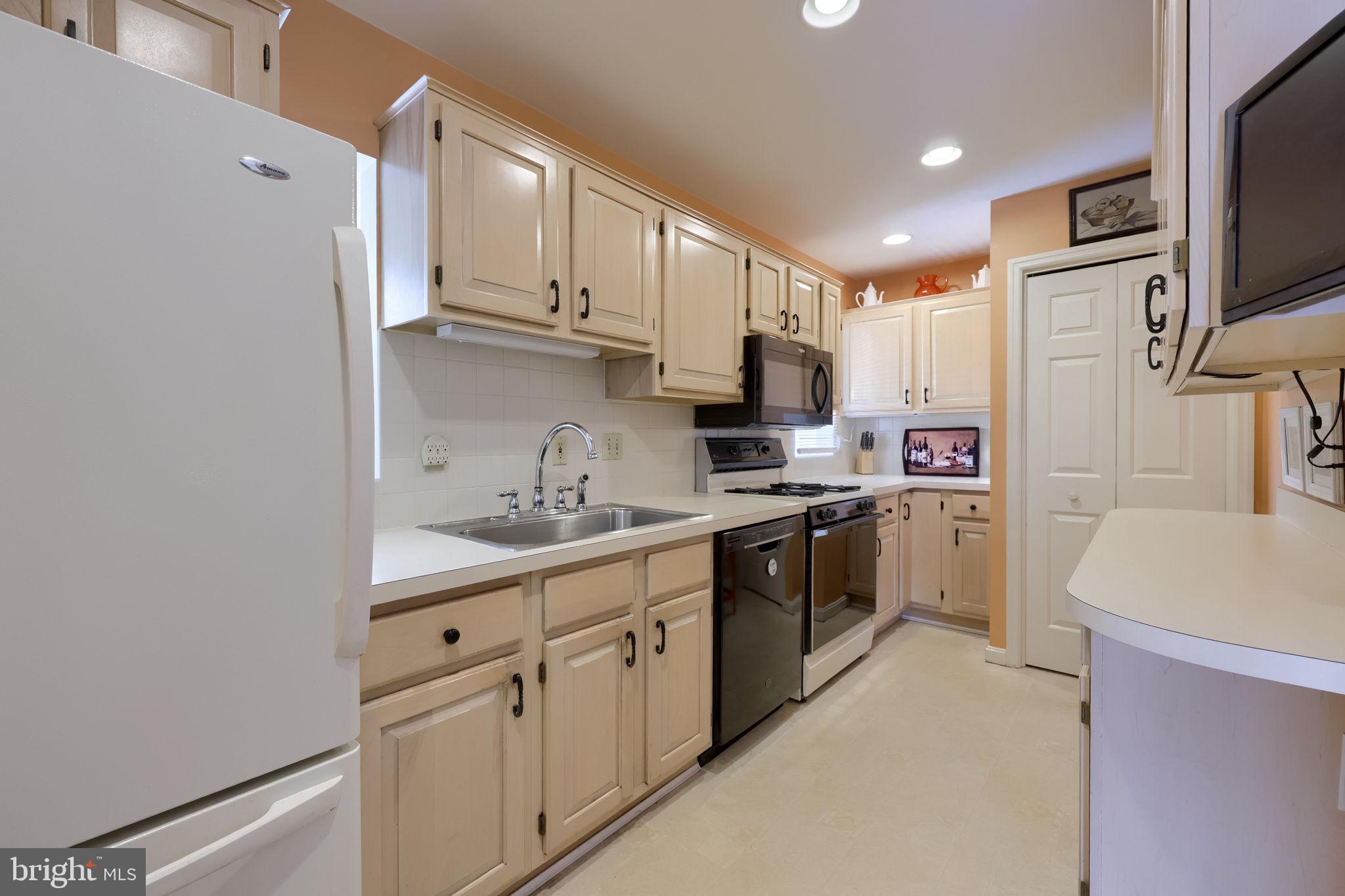 3 Amberly Way Lititz, PA 17543 - Photo 2 of 35 Kitchen w/Gas Range