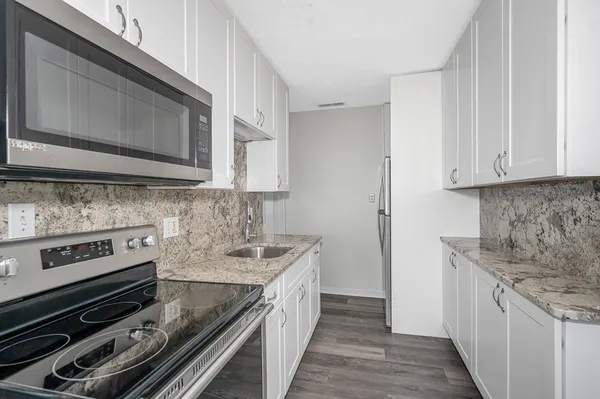 $2,400 | 98 School Street, Unit 2R, Lowell, MA 01854