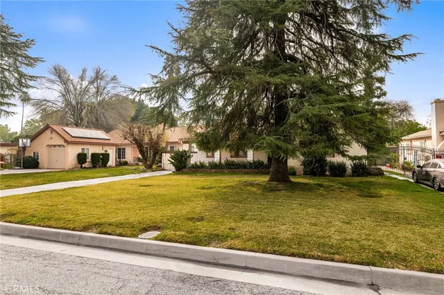 a view of a yard with a house