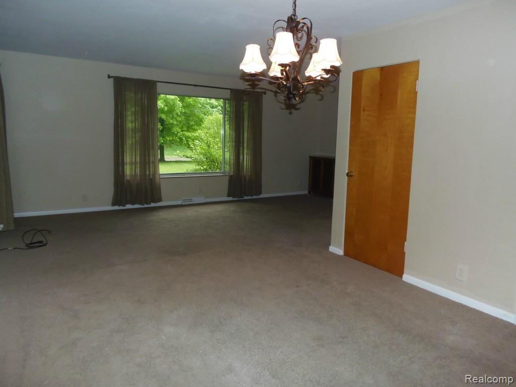 9444 Hyne Road Brighton, MI 48114 - Photo 6 of 34 2545.jpg