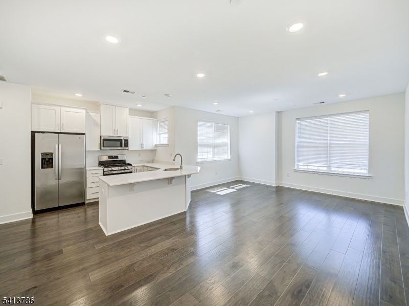 67 Veterans Way Morris Plains, NJ 07950 - Photo 4 of 33