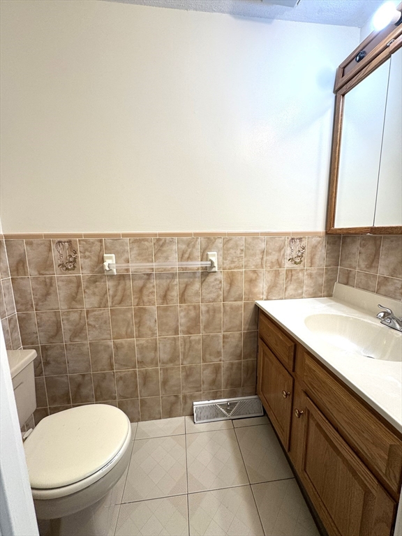 224 Park Street, Unit C8 Stoneham, MA 02180 - Photo 4 of 18 a bathroom with a toilet a sink and a mirror