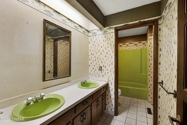 $700,000 | 6074 Highway 438, Linden, TN 37096