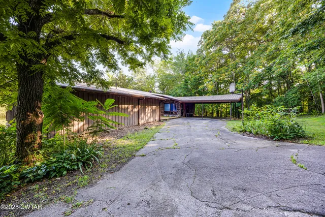 $700,000 | 6074 Highway 438, Linden, TN 37096