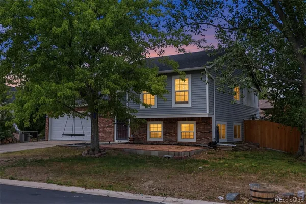 a view of a house with a yard