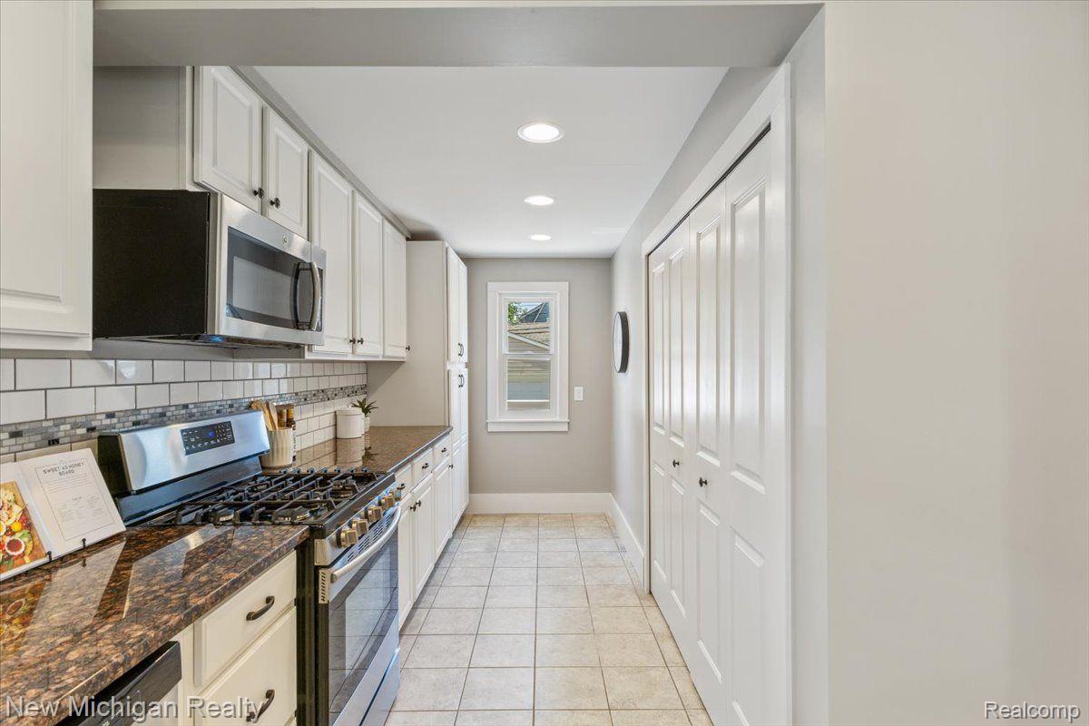 2994 Cumberland Road Berkley, MI 48072 - Photo 23 of 37 Kitchen
