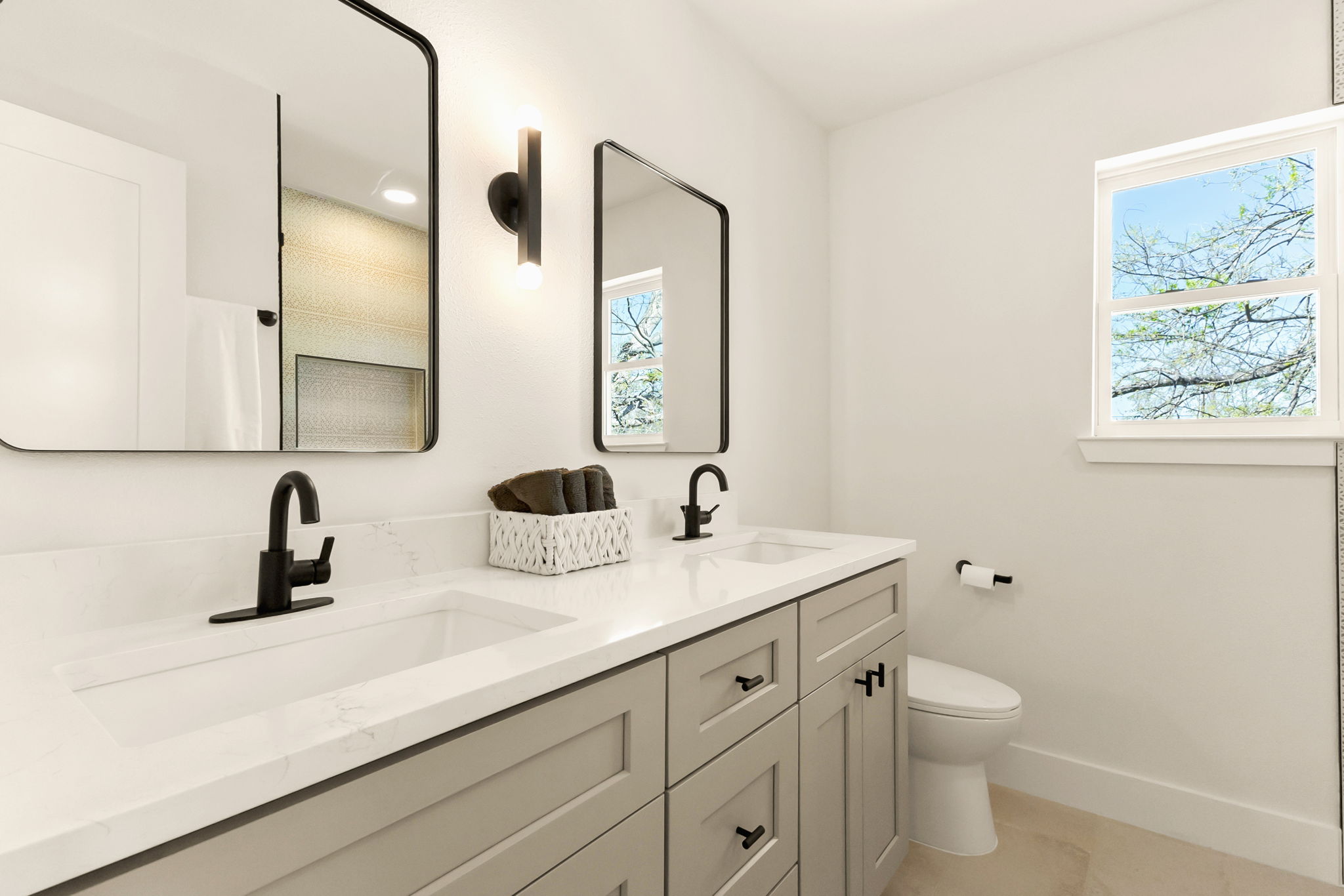 4409 Scottsdale Road Austin, TX 78721 - Photo 33 of 39 3rd Bathroom