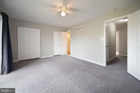 a view of empty room with a ceiling fan