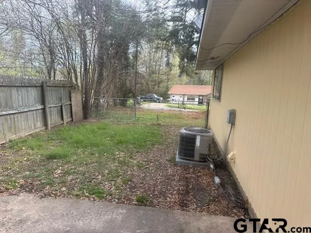 a view of a backyard