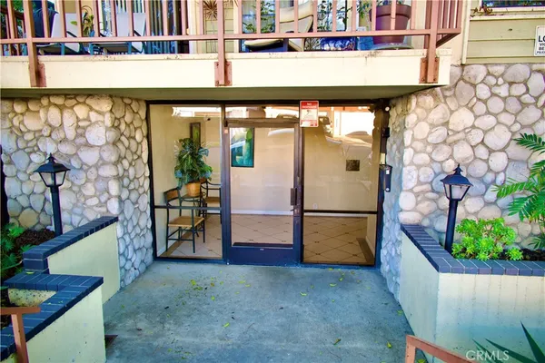 $2,650 | 3516 East Ransom Street, Unit 304, Long Beach, CA 90804