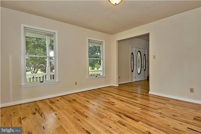 16558 Jones Road Henderson, MD 21640 - Photo 8 of 30 Living Room