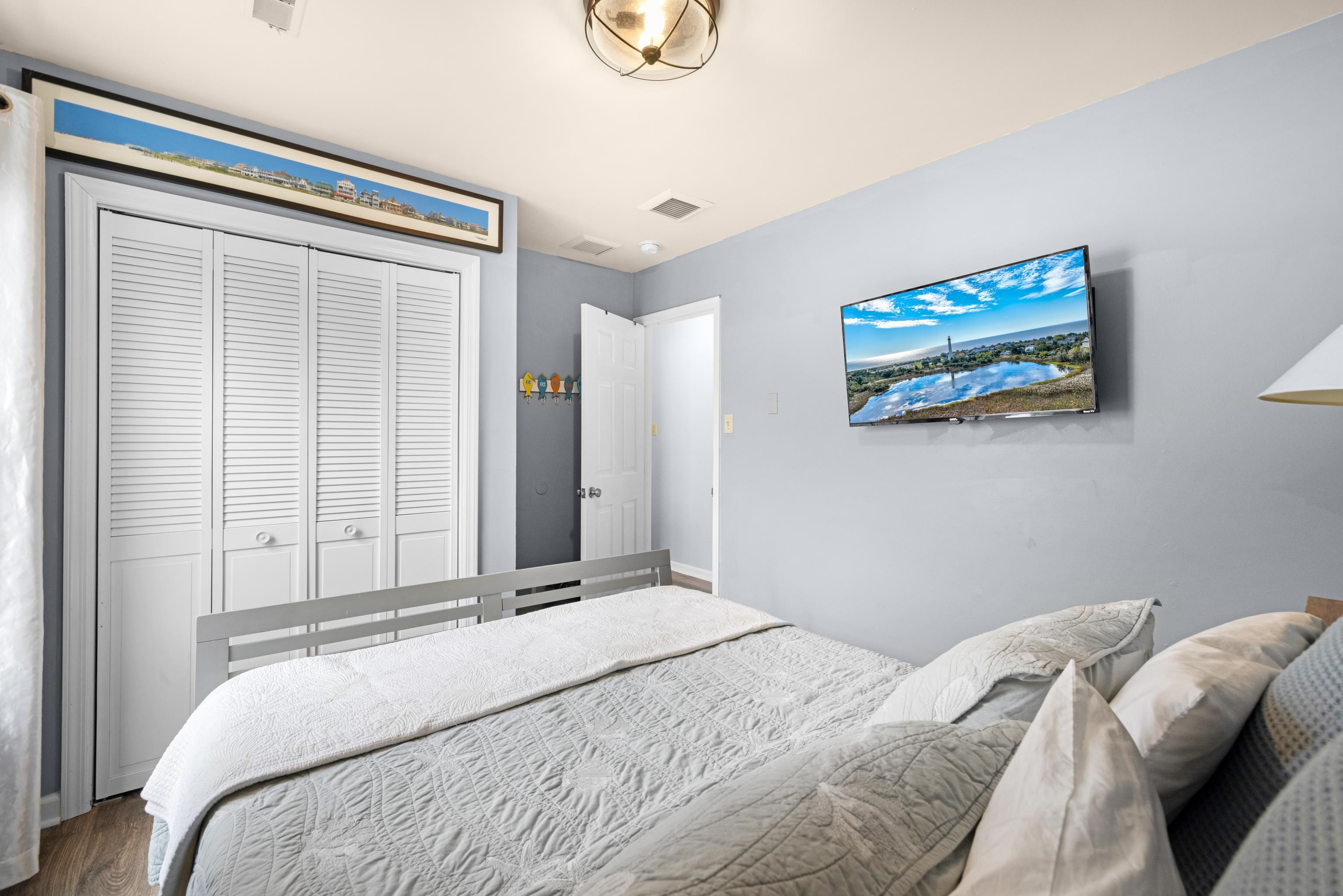 511 Forest Cape Villas, NJ 08251 - Photo 16 of 48 a bedroom with a bed and a painting on the wall