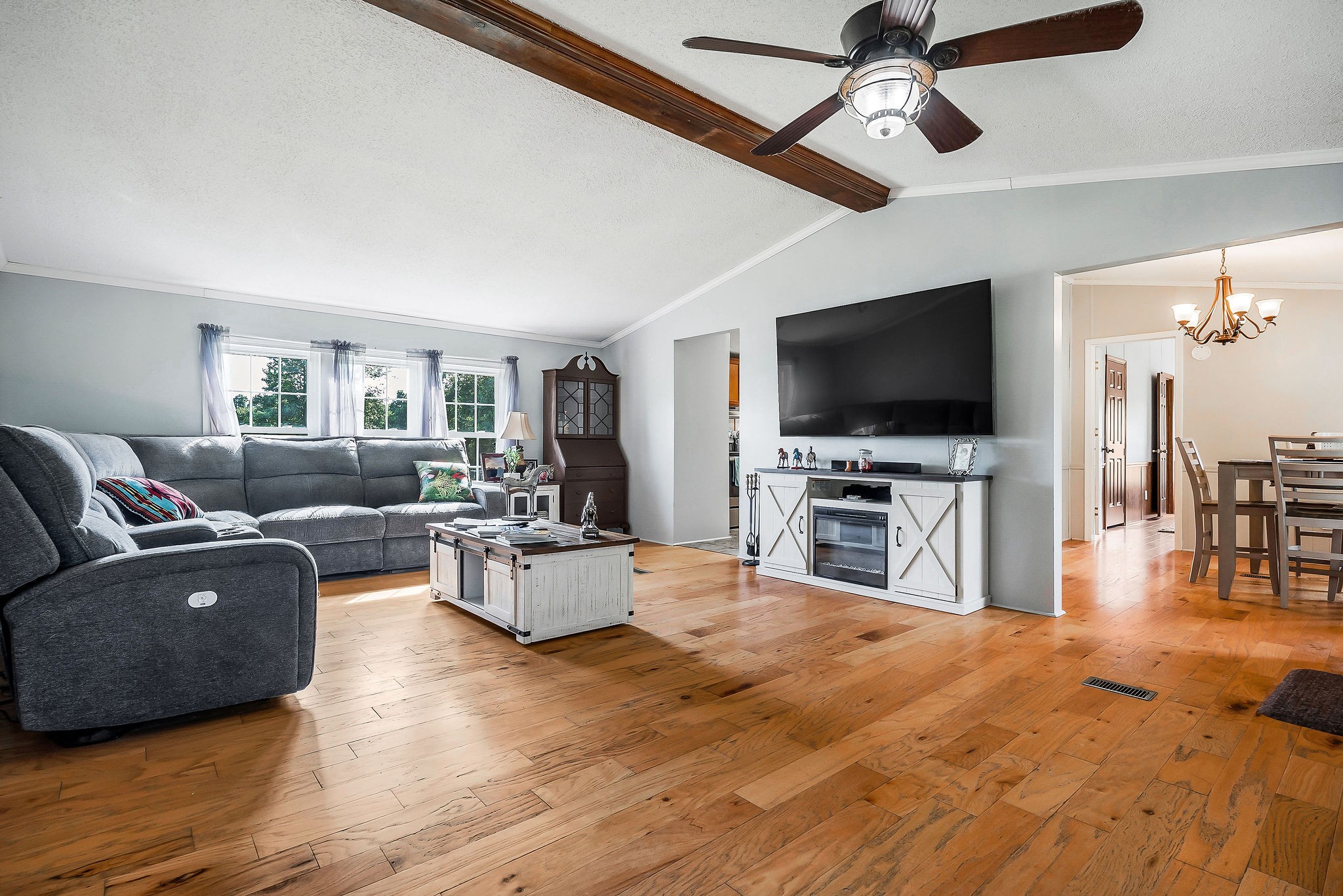 227 B A R Road Baxter, TN 38544 - Photo 3 of 52 a living room with furniture and a flat screen tv