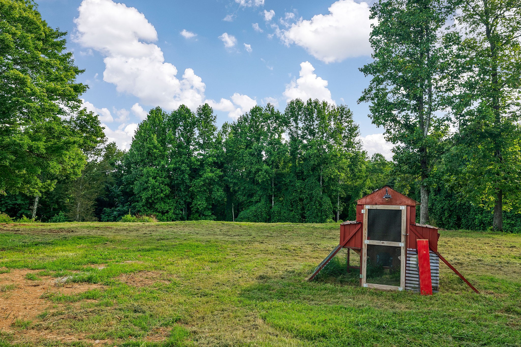 227 B A R Road Baxter, TN 38544 - Photo 35 of 52 a backyard of a house with table and chairs