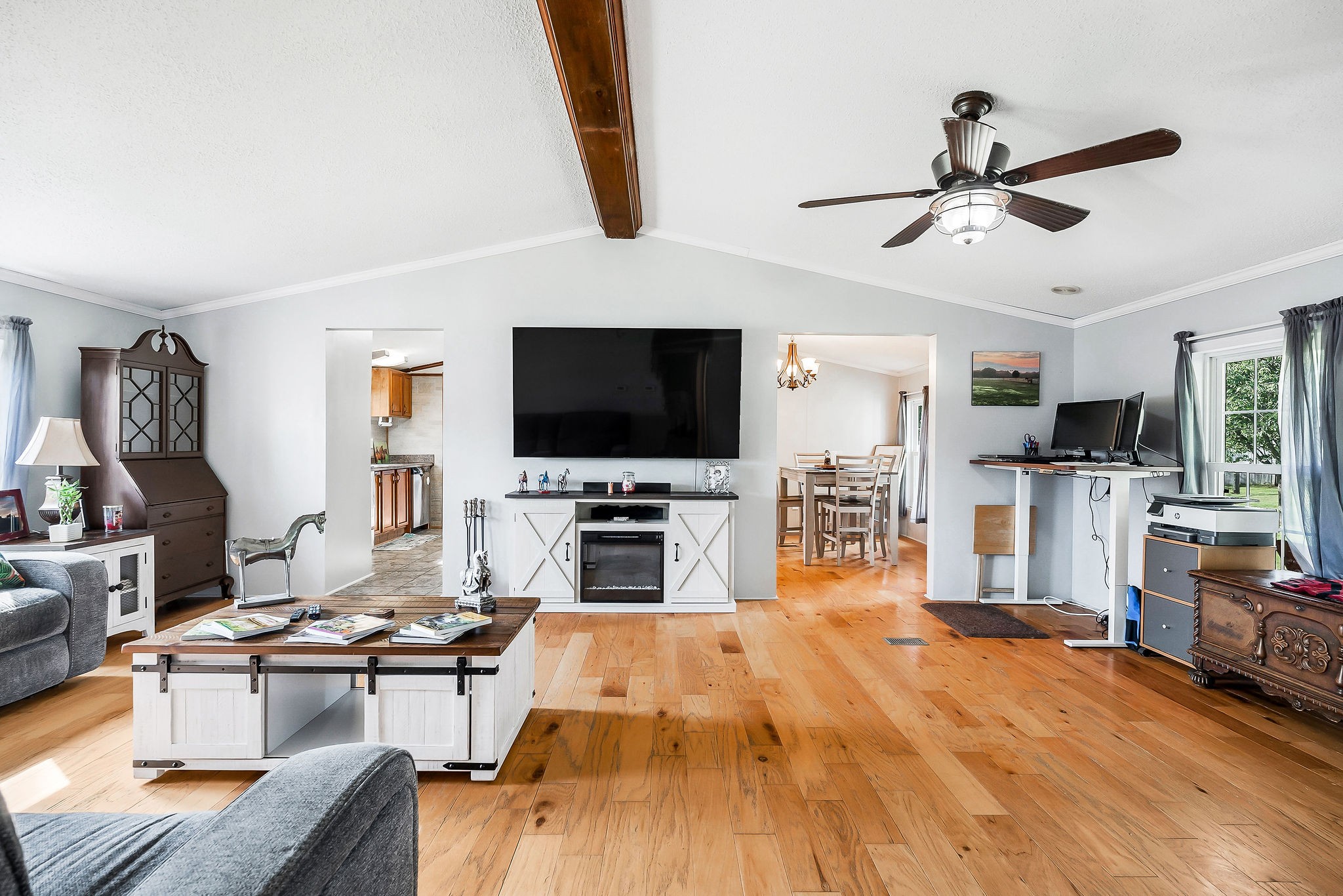 227 B A R Road Baxter, TN 38544 - Photo 4 of 52 a living room with furniture and a flat screen tv
