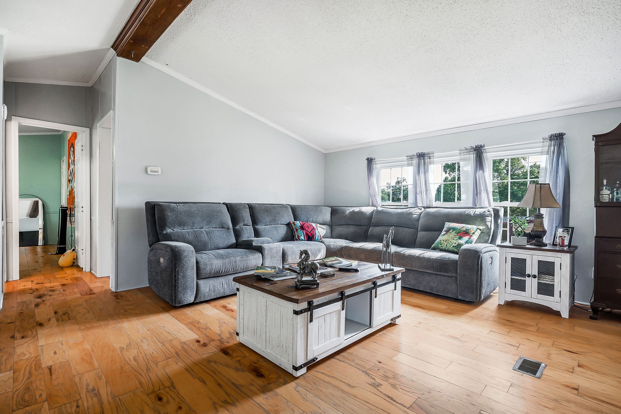 227 B A R Road Baxter, TN 38544 - Photo 5 of 52 a living room with furniture and wooden floor