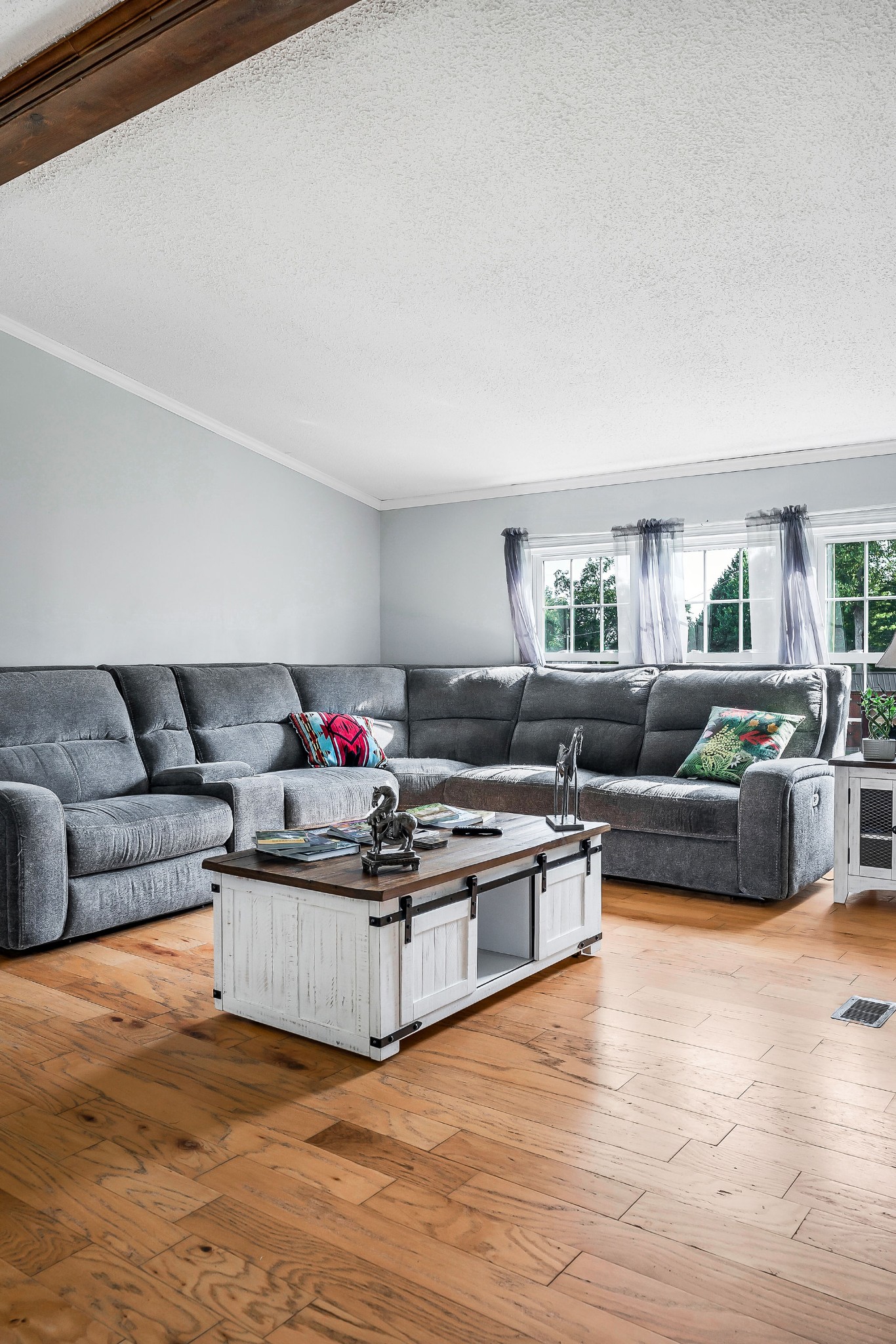 227 B A R Road Baxter, TN 38544 - Photo 6 of 52 a living room with furniture and a couch