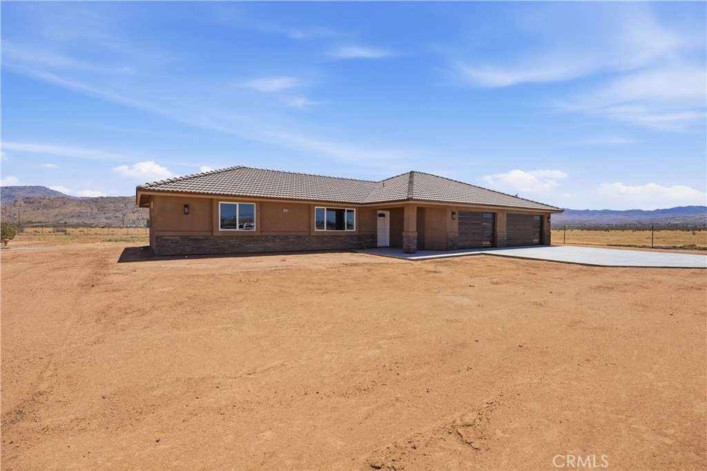 17430 Century Plant Road Apple Valley, CA 92307 - Photo 3 of 32 Property shown is a previous build, actual colors and finishes may vary