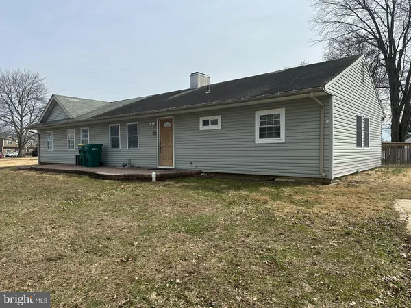 a front view of house with yard
