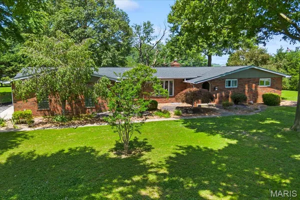 $352,000 | 1 Tanbark Drive, New Baden, IL 62265