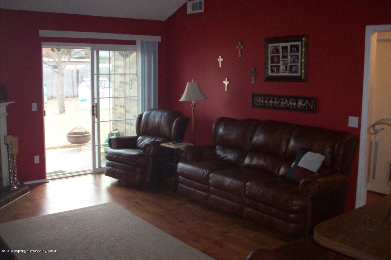 4203 Relatta Avenue Amarillo, TX 79110 - Photo 8 of 24 a living room with furniture and a window