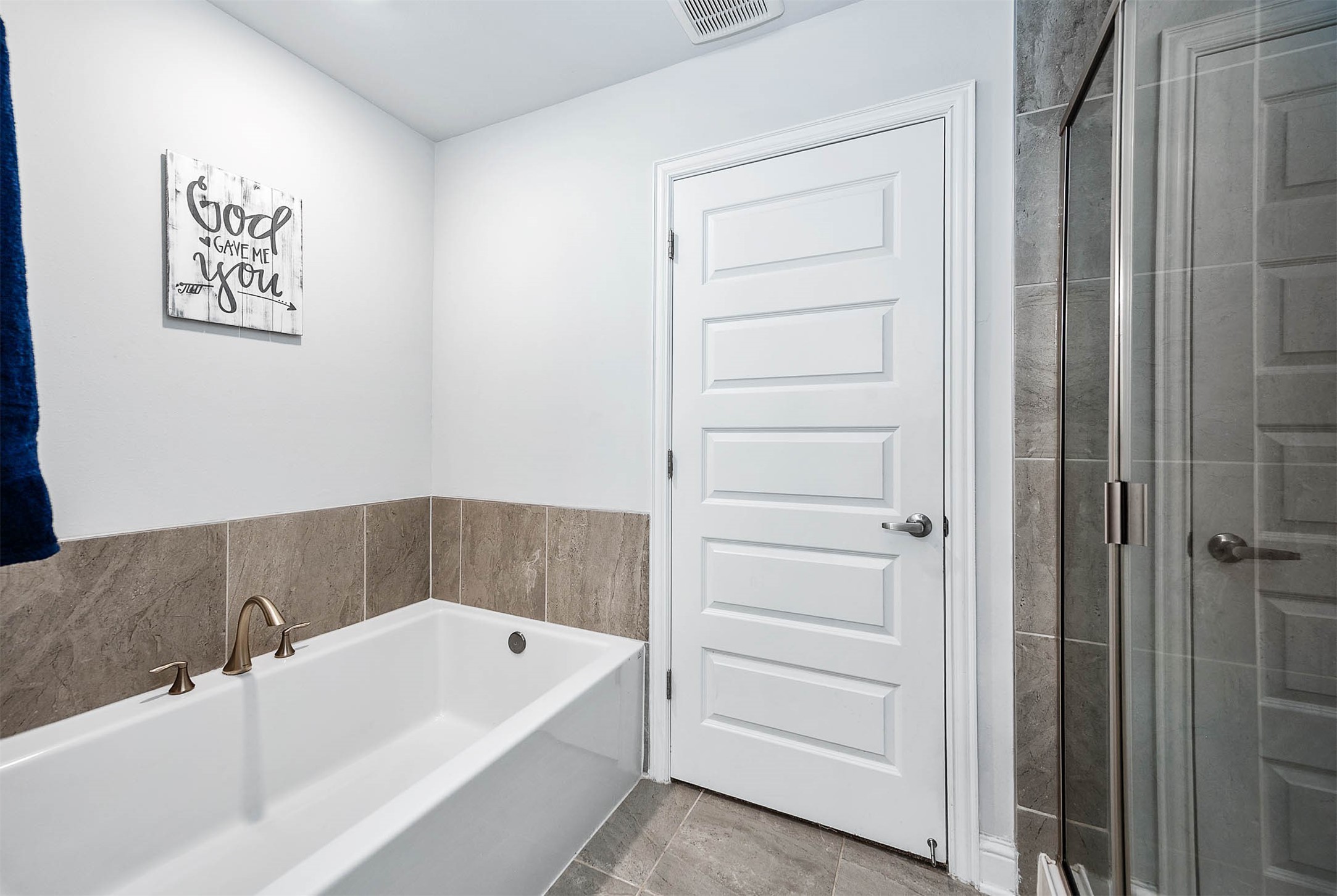 305 Bryan Way Angleton, TX 77515 - Photo 21 of 31 Primary Bathroom