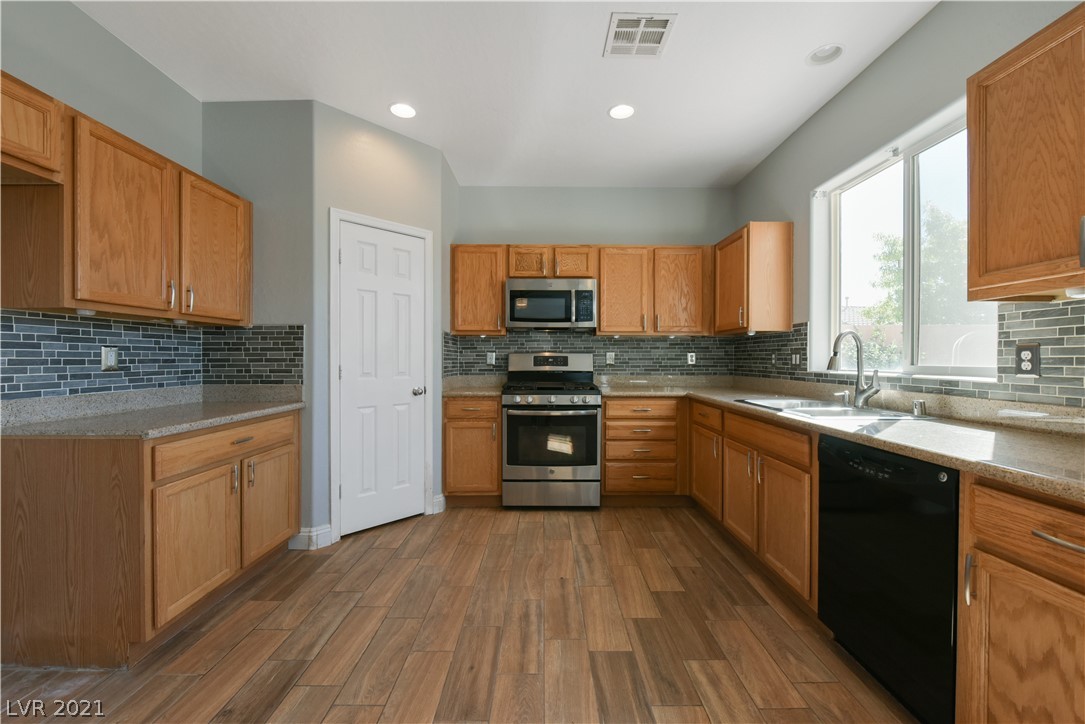 2775 Invermark Street Henderson, NV 89044 - Photo 9 of 33
