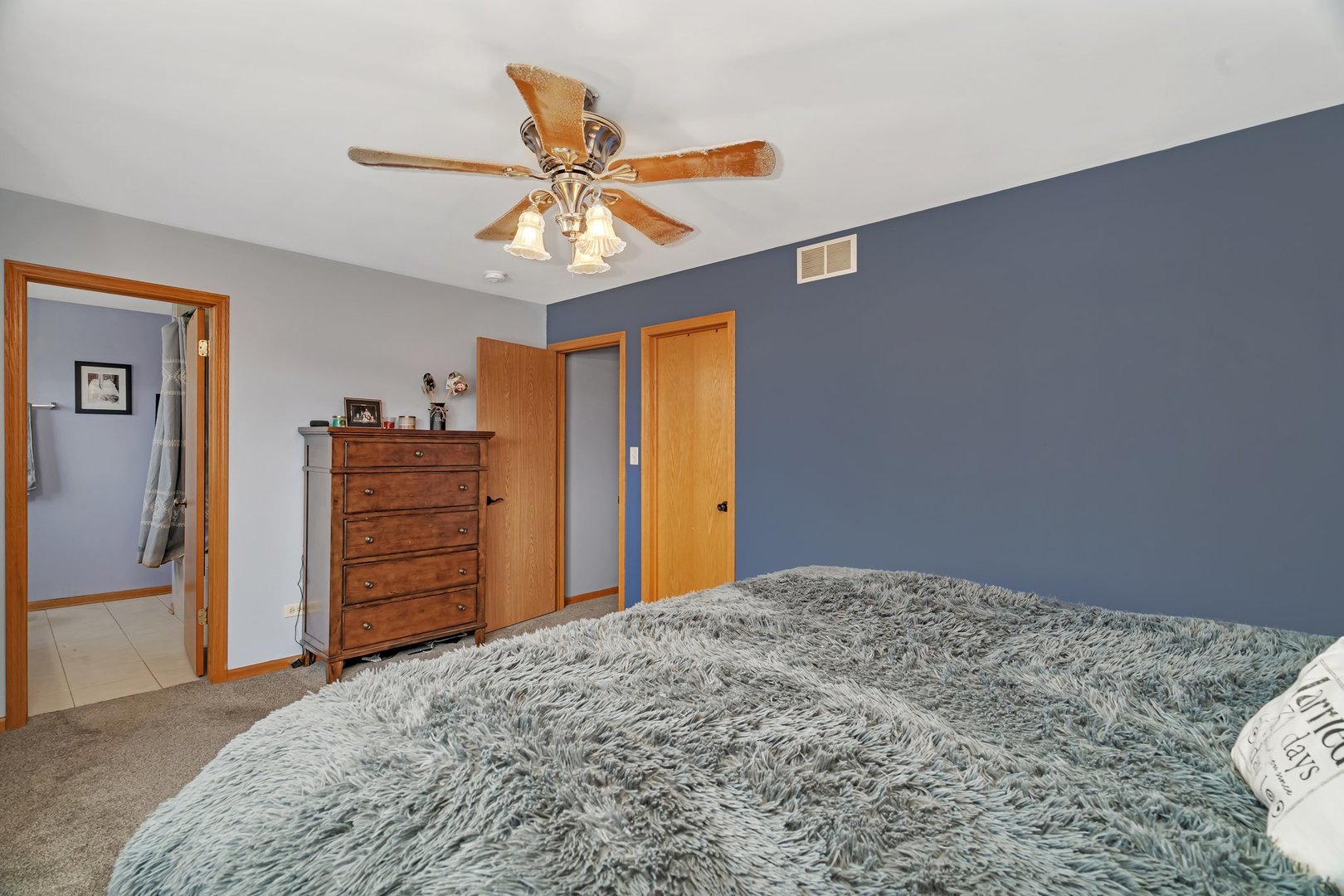 605 High Grove Drive Minooka, IL 60447 - Photo 21 of 42 a bedroom with a bed and a dresser