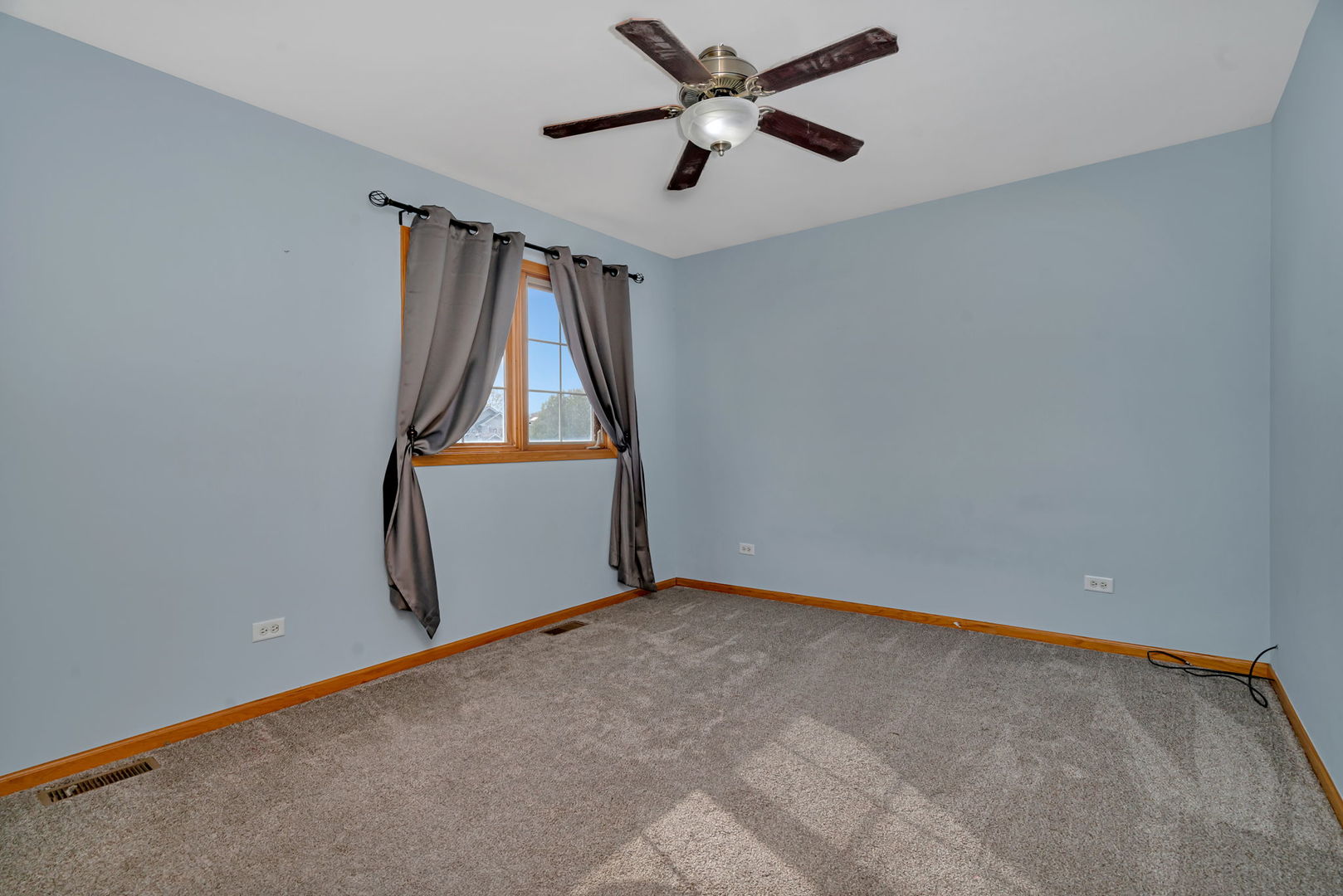 605 High Grove Drive Minooka, IL 60447 - Photo 27 of 42 an empty room with windows