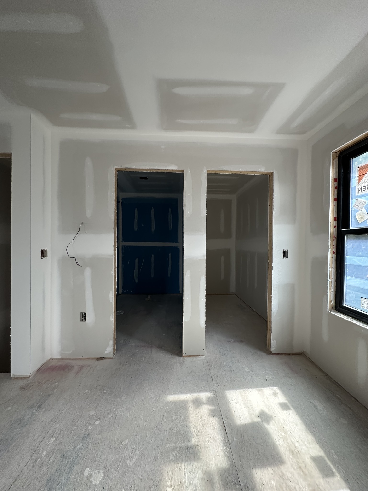 309 Setters Lane Tullahoma, TN 37388 - Photo 20 of 20 an empty room with windows and closet