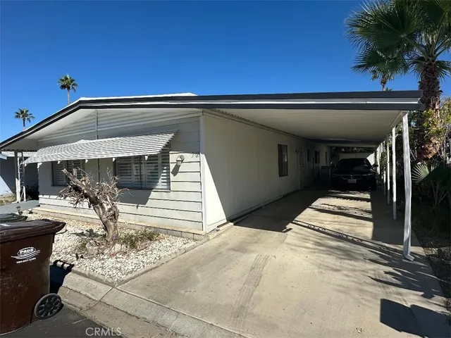 a view of entryway with a front door