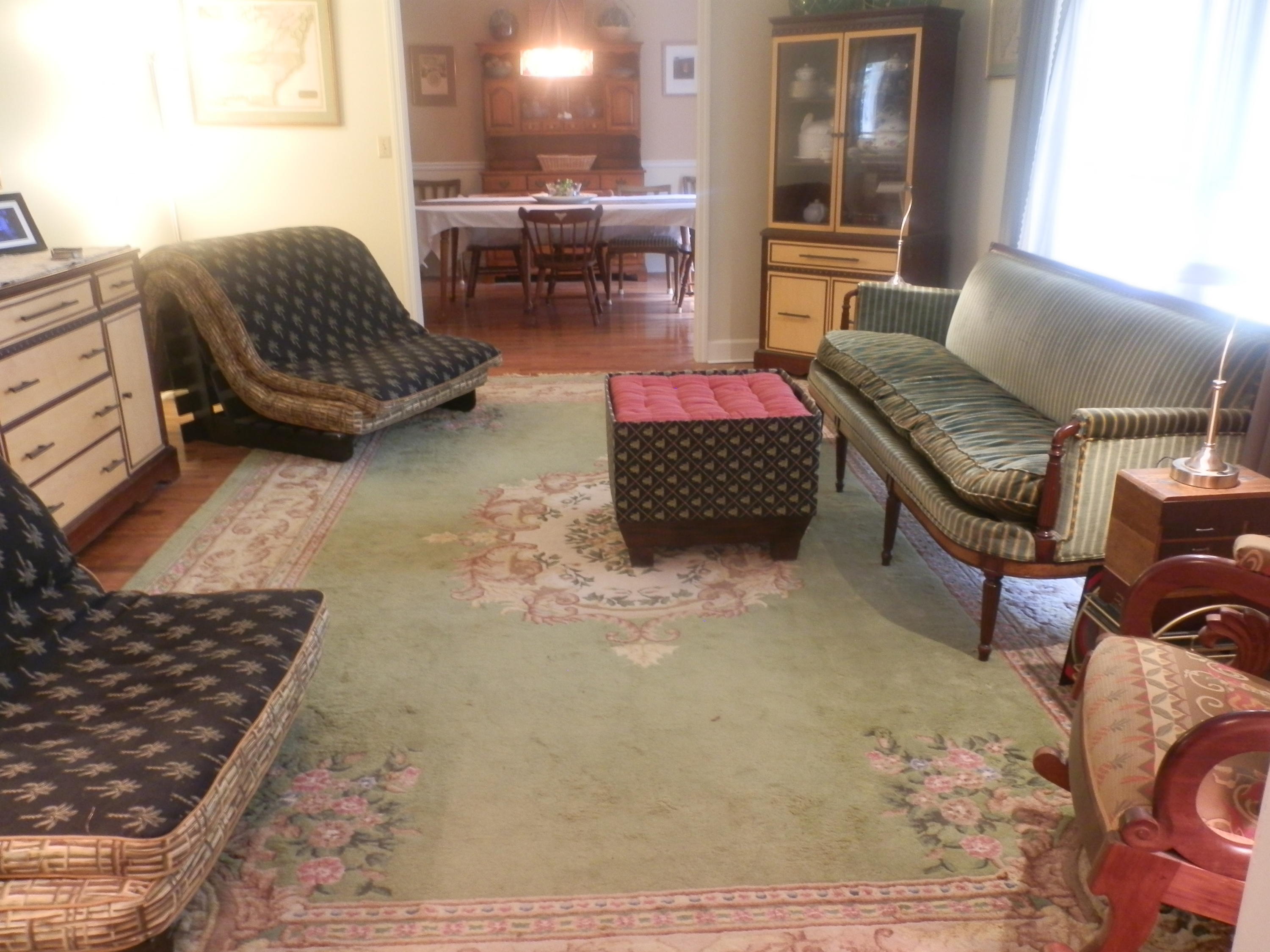 Spacious living room w/hardwood floor