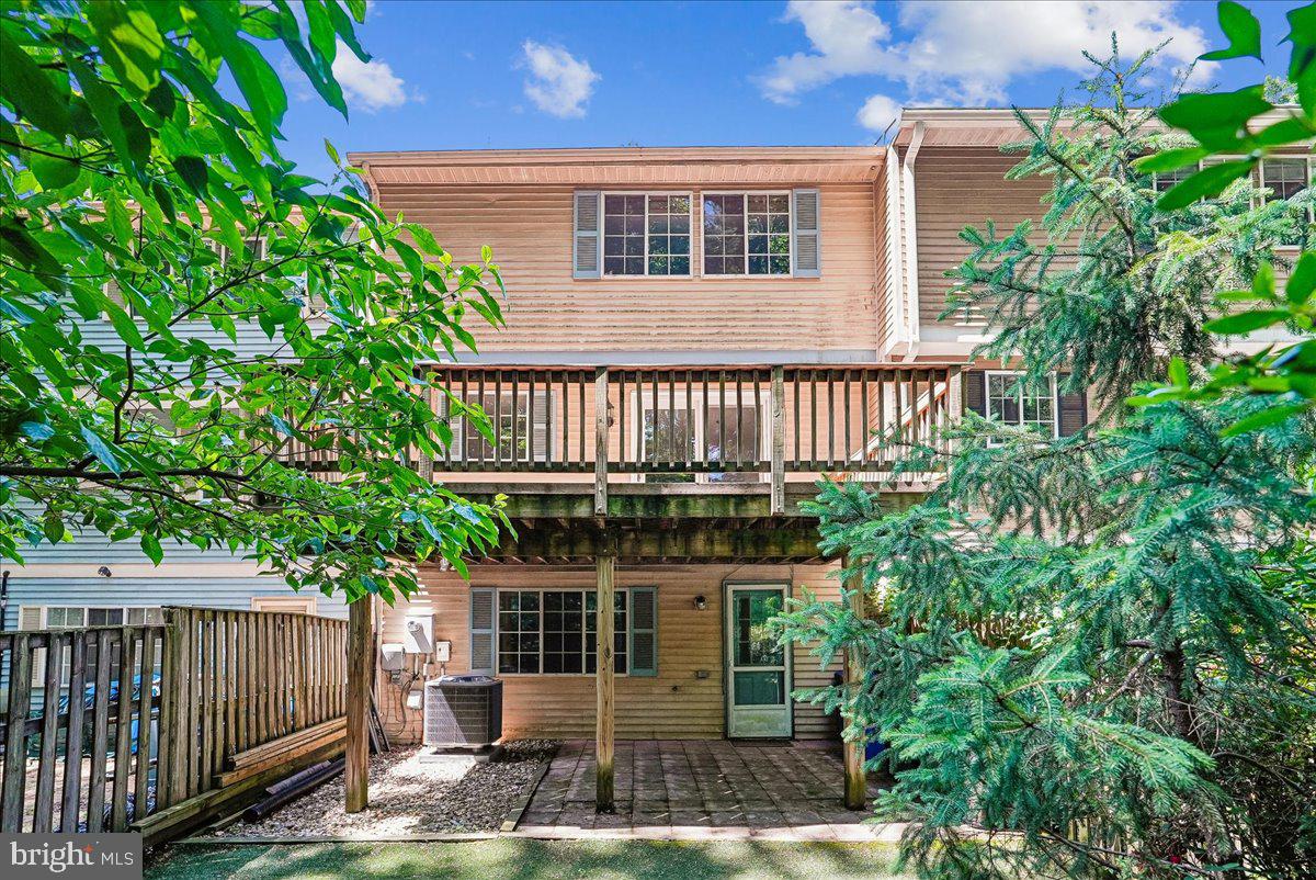 2331 Middle Creek Lane Reston, VA 20191 - Photo 2 of 78 a front view of a house with garden