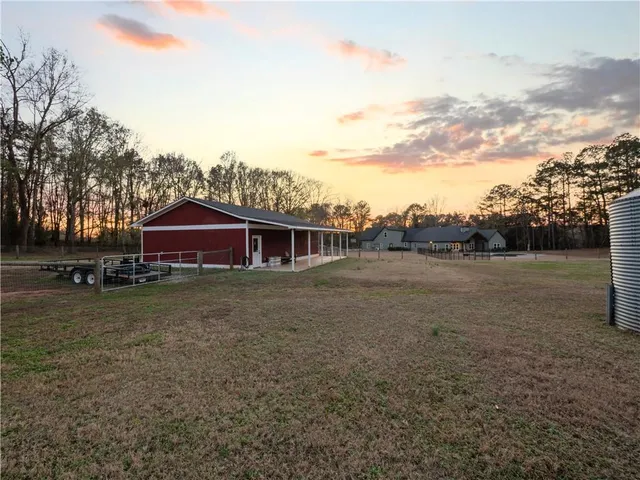 a view of a backyard