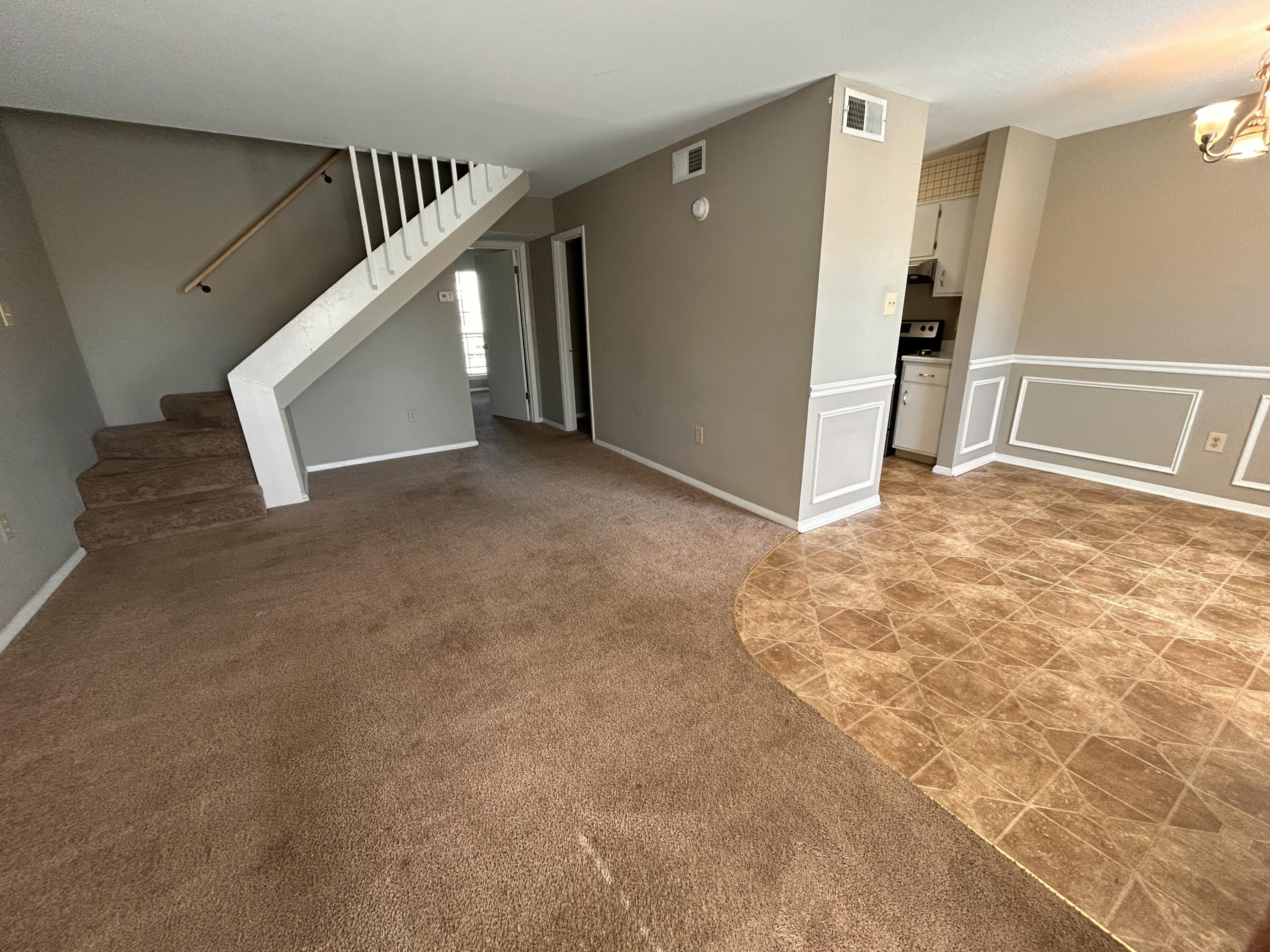 900 Mountain Creek Road, Unit D59 Chattanooga, TN 37405 - Photo 2 of 19 LARGE LIVING ROOM