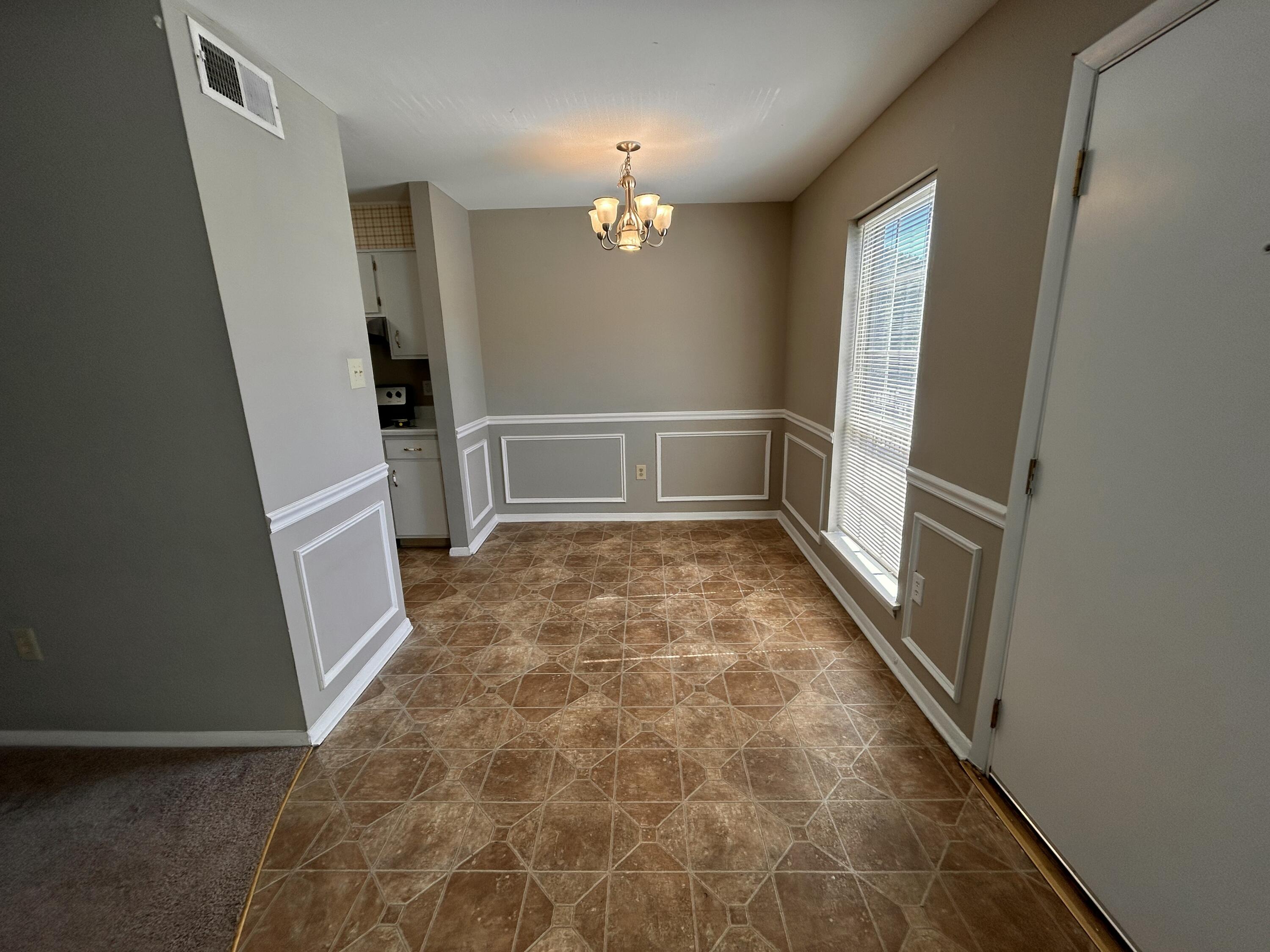 900 Mountain Creek Road, Unit D59 Chattanooga, TN 37405 - Photo 4 of 19 DINING ROOM
